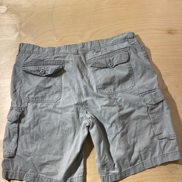 St. John’s Bay Men's Gray Cargo Shorts 42 (HS) - Picture 9 of 10